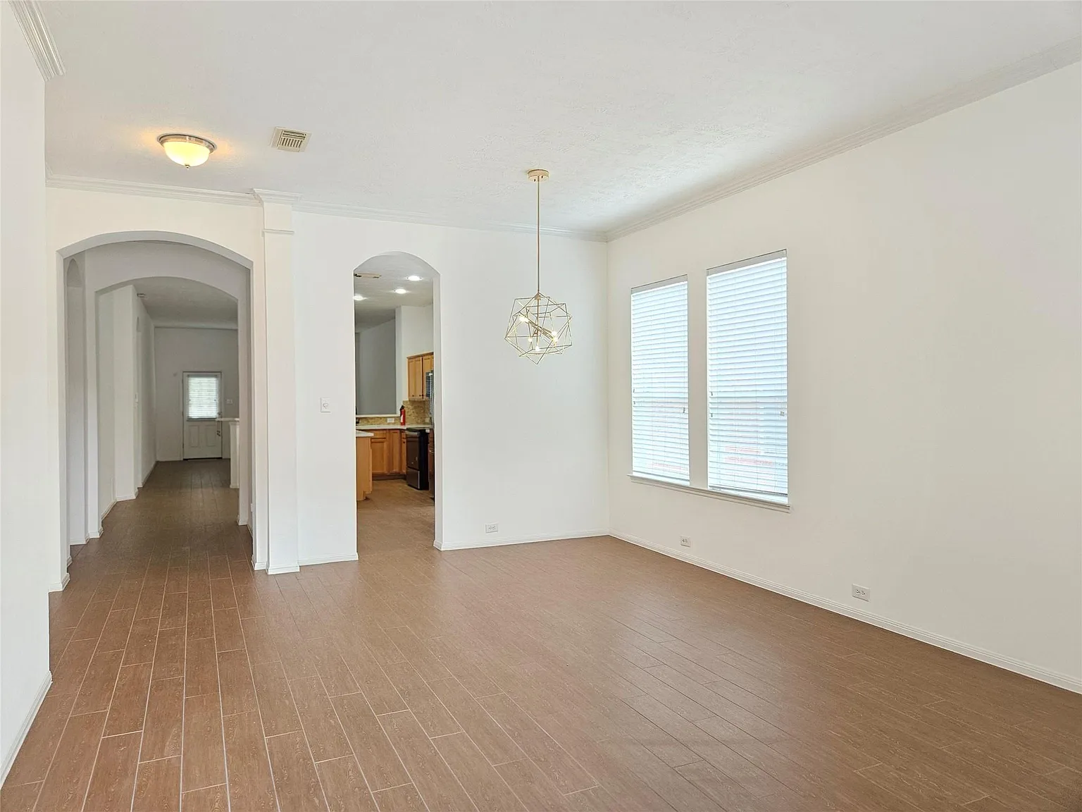 3 bed, 2.0 bath, 2005 sqft, $2,000 — Photo 4
