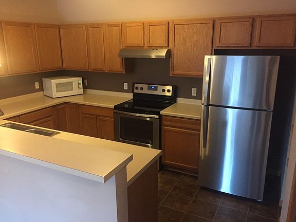 5th image of 644 Willoughby Way W