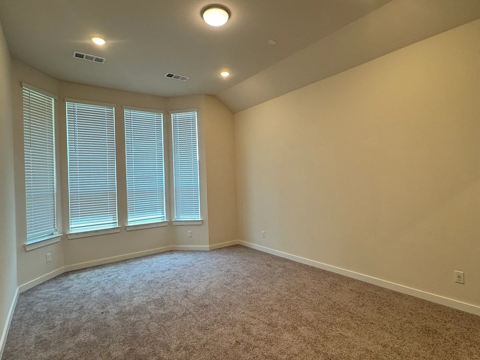 4 bed, 2256 sqft, $2,750 — Photo 3