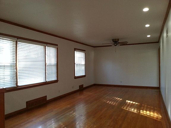 Living/dining room. Recessed can lights.