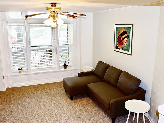 5th image of 822 N Wood St #1F