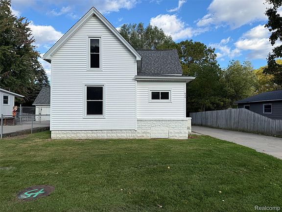 2nd image of 830 Adams St