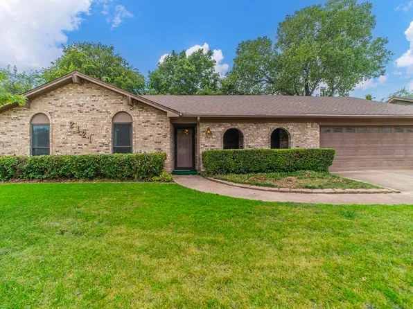 2121 Stonegate Dr N, Bedford, TX 76021