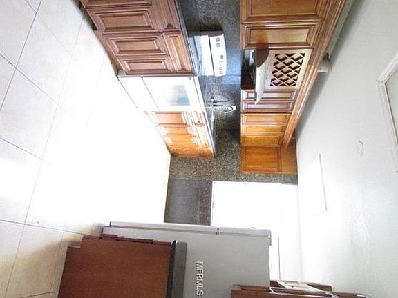 4th image of 913 Oak Dr