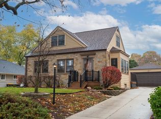 542 N 114th St, Wauwatosa, WI 53226