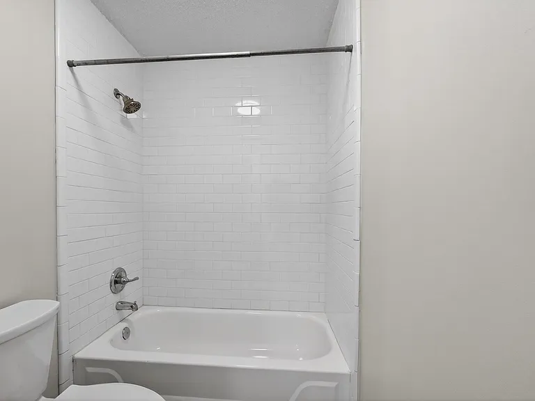 423 Granville Ct — Photo 5