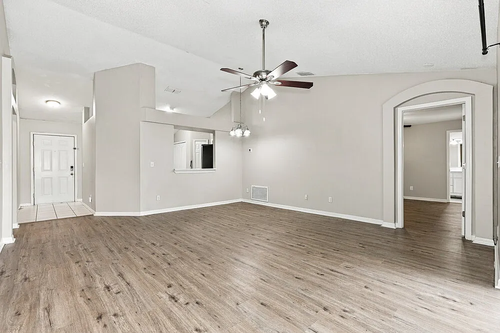 4 bed, 2.0 bath, 1459 sqft, $2,355 — Photo 4