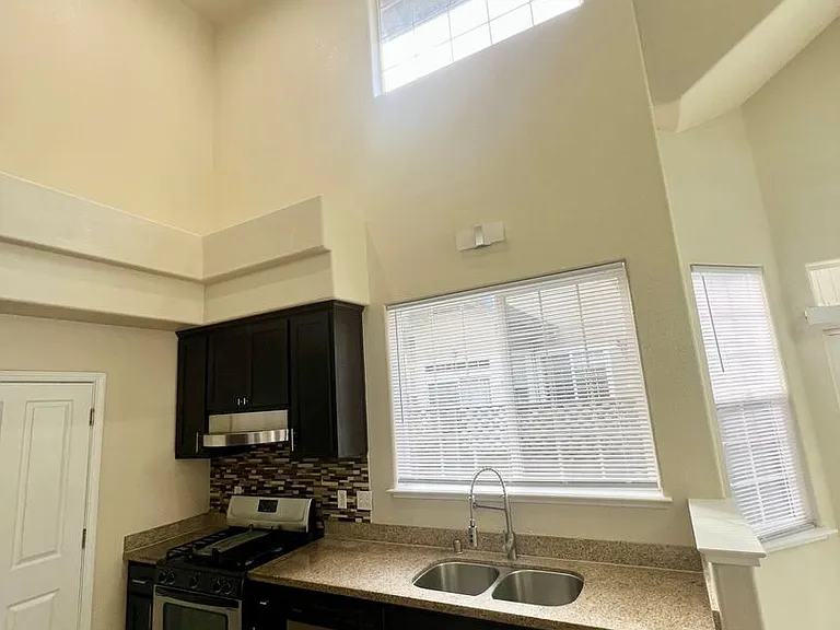 2749 Marlow Ct — Photo 11