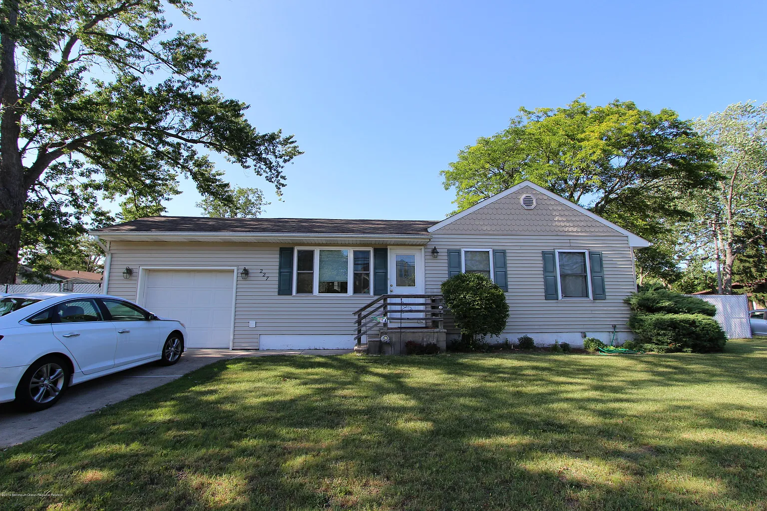 227 Pine Tree Dr photo 1