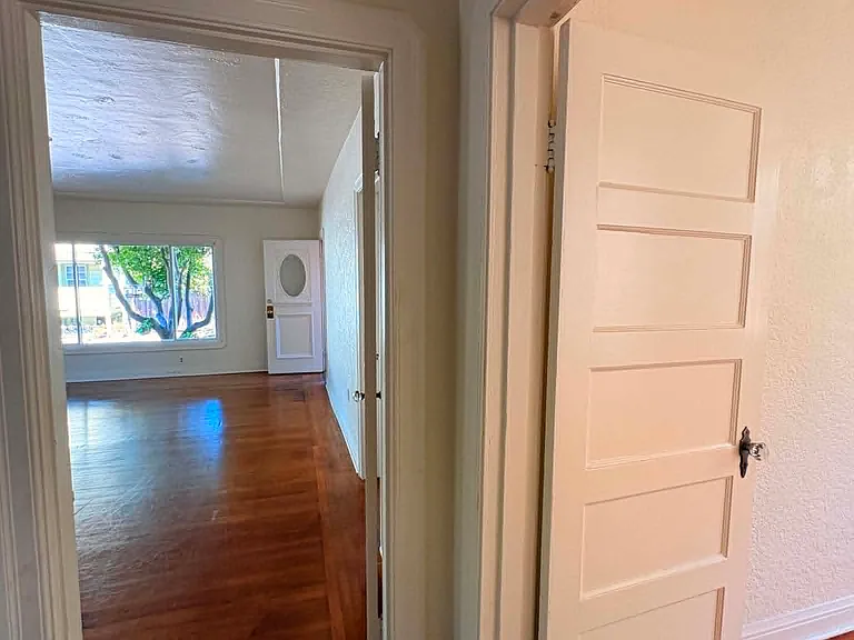 924 1st Ave — Photo 5