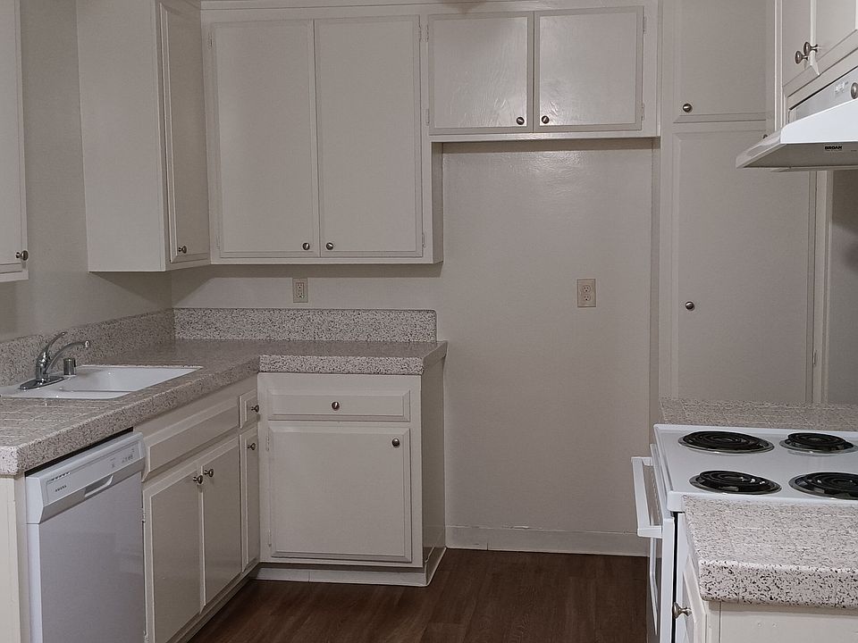 1st image of 5837 Comstock Ave #0