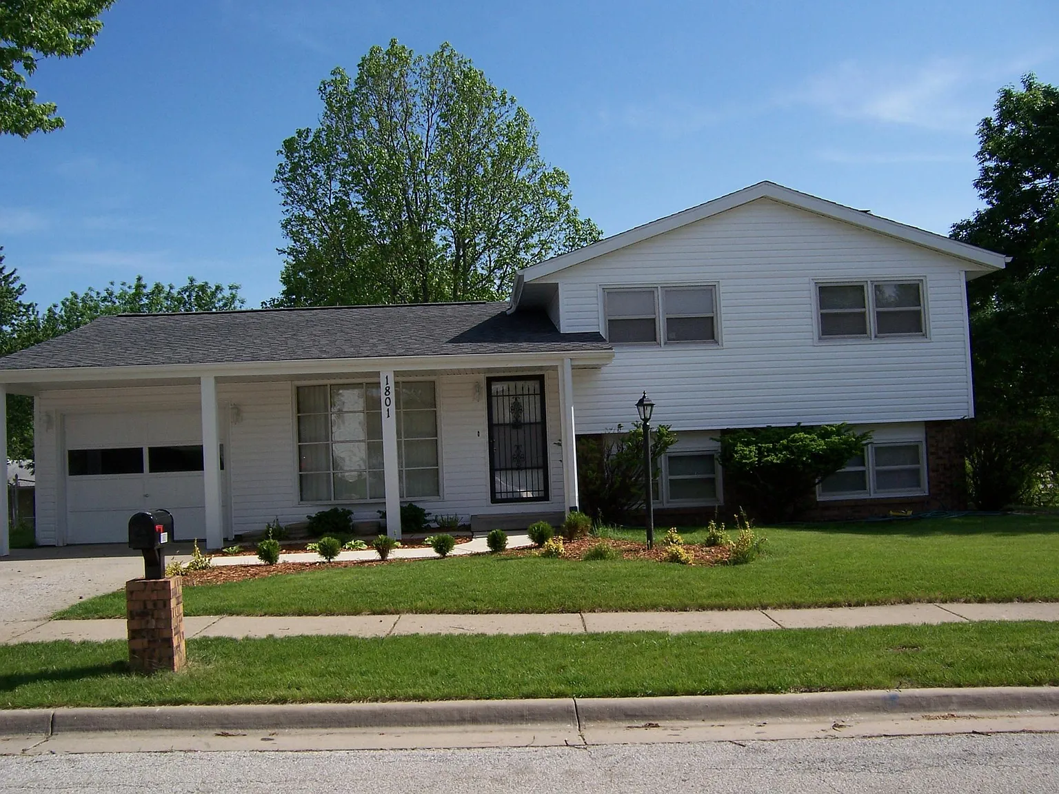 1801 Johnson Dr — Photo 2