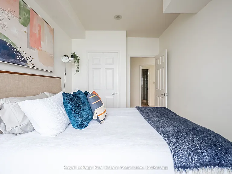 230 Queens Quay W #2811 — Photo 16