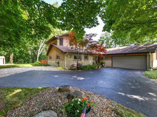 5210 South Skyline DRIVE, New Berlin, WI 53151