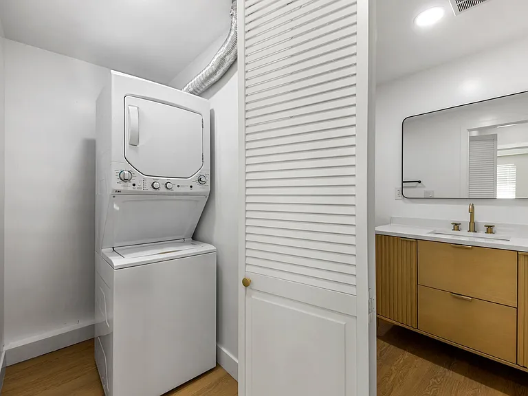 1107 E 3rd St #9 — Photo 6