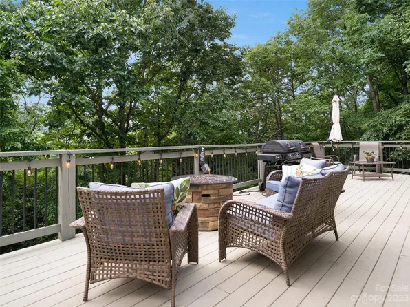 94 Honey Locust Dr, Mills River, NC 28759