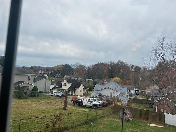 5th image of 156 Berrywood St