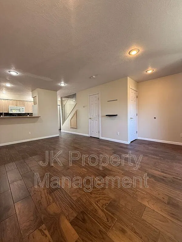 3 bed, 2.5 bath, 1323 sqft, $2,100 — Photo 4
