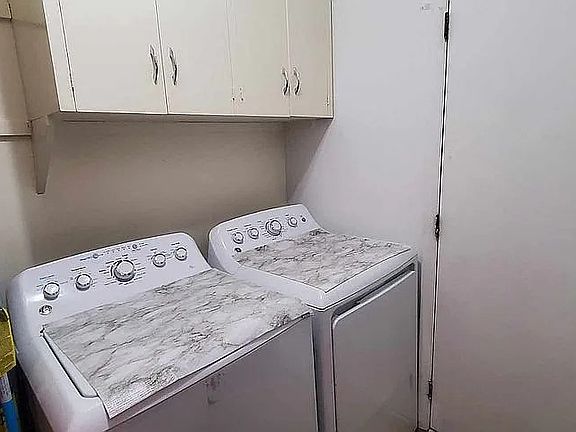 Mudroom with included washer and dryer