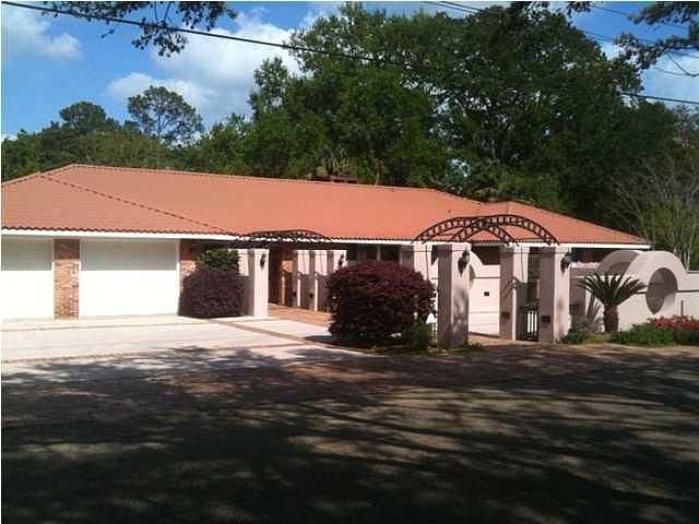 1st image of 210 Aurore Ave