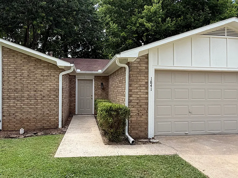 1841 N Seminole Ct — Photo 1
