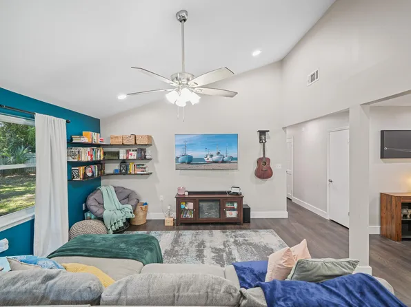 39 9th St, Shalimar, FL 32579