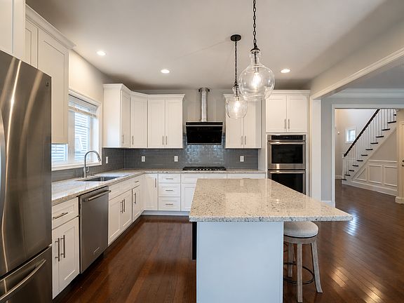 4th image of 4 Strauss Ln