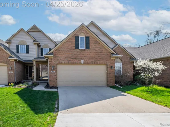 1375 Waverly Dr, White Lake, MI 48386