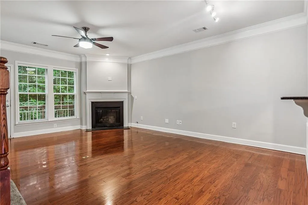 3 bed, 3.5 bath, 1845 sqft, $4,000 — Photo 3