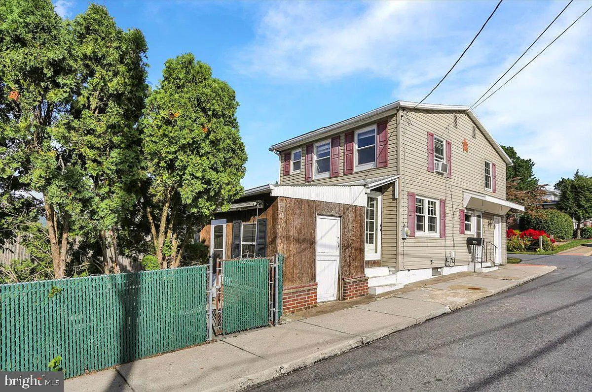 3 bed, 1.5 bath, 1275 sqft, $1,800 — Photo 3