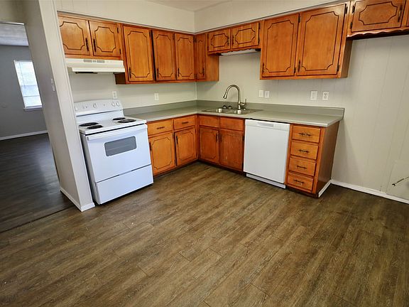 5th image of 2490 Beverly Dr