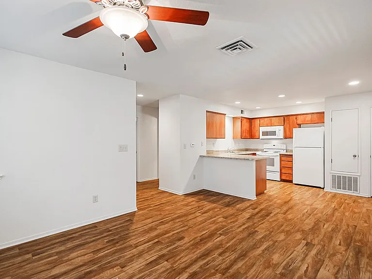 Amanda Place Apartments — Photo 34