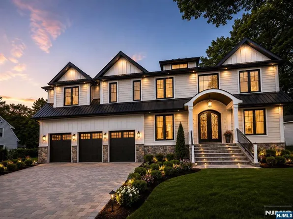 208 Wilsey Ct, Paramus, NJ 07652