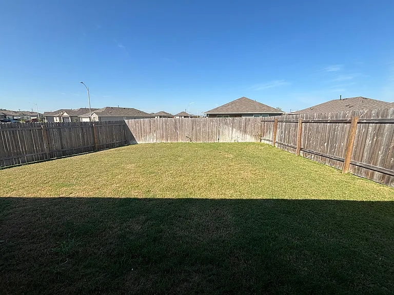325 Darwin Pl — Photo 4
