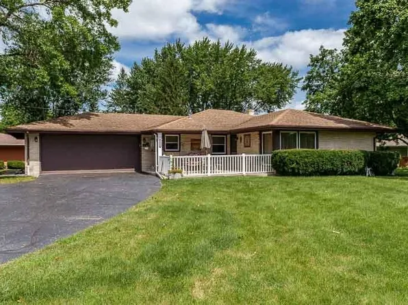 6152 Valley Knoll Dr, Rockford, IL 61109