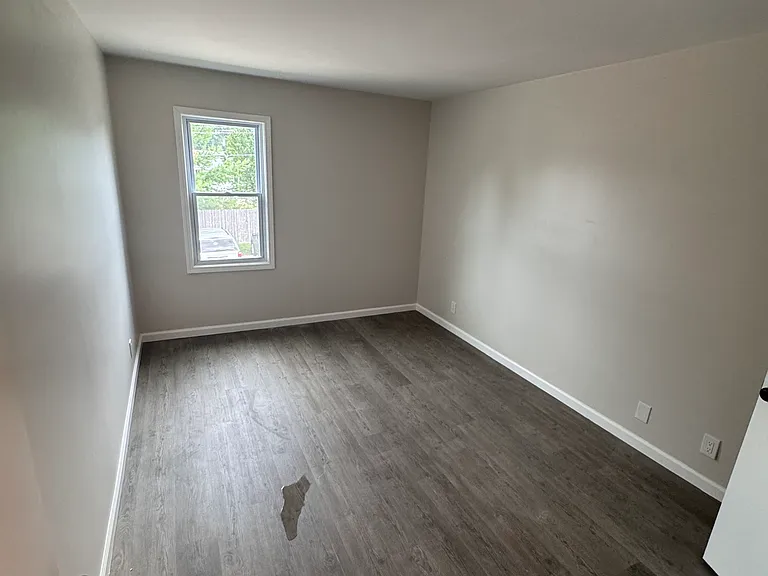 105 Surrey Ct #4 — Photo 3