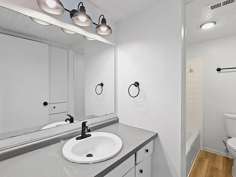 Worthington Apartments — Photo 10