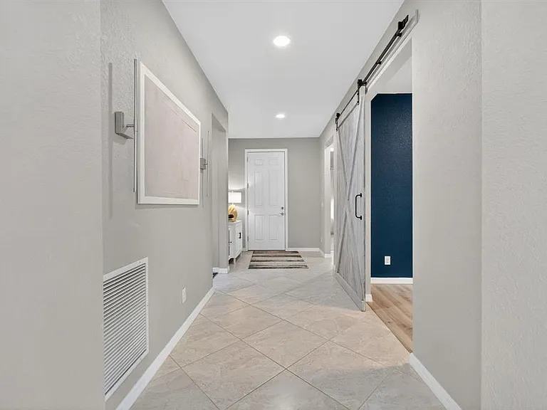 540 SE Monet Dr — Photo 3