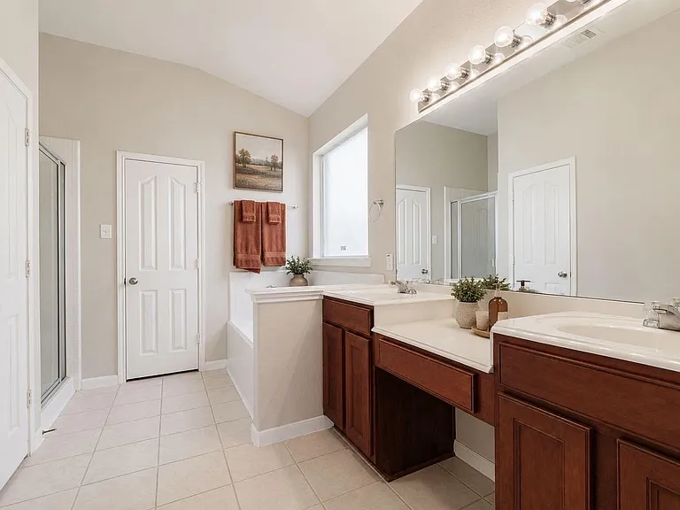 2419 Marquette Trl — Photo 8