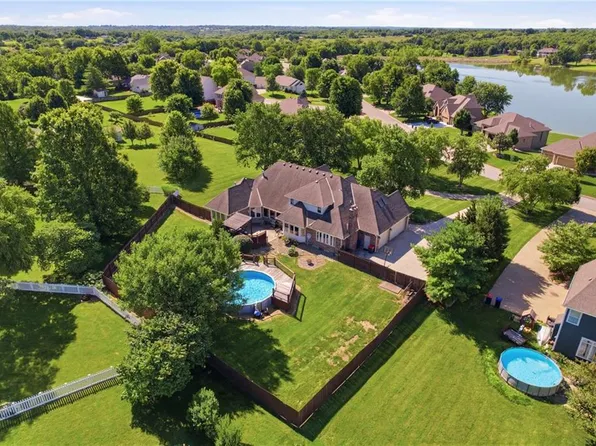 15586 Cedar Ln, Basehor, KS 66007