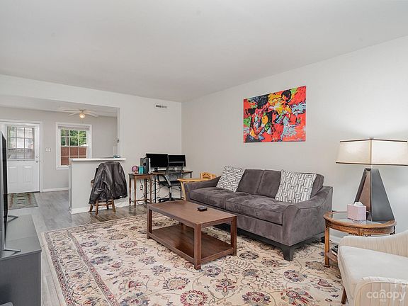 5th image of 6810 Farmingdale Dr APT B