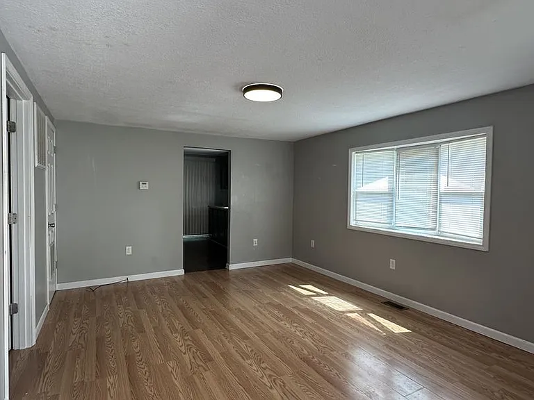 2700 E Memorial Dr — Photo 2