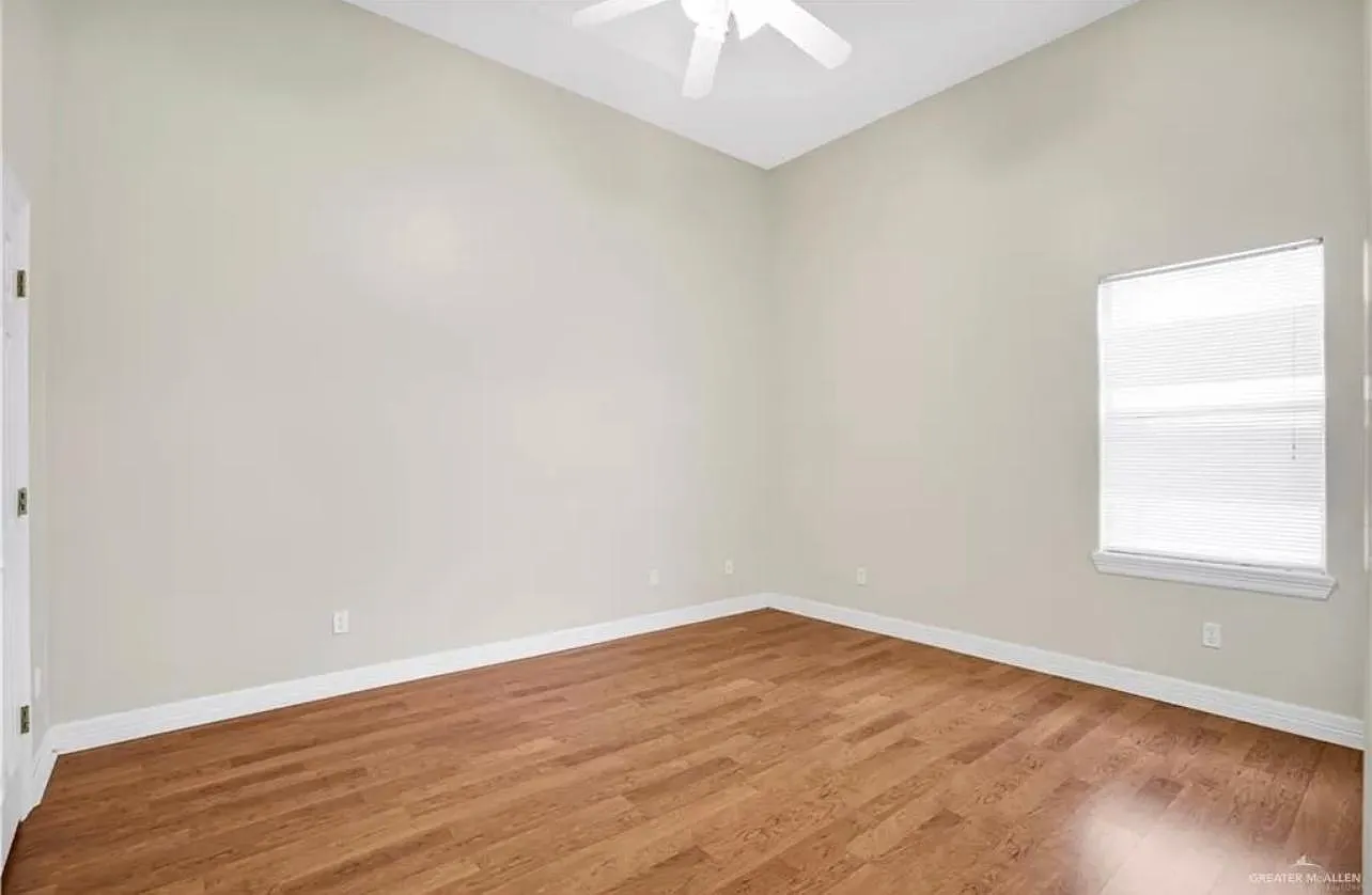 3 bed, 2275 sqft, $2,400 — Photo 4