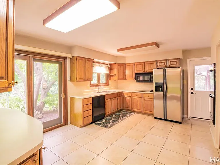 395 Statesman Ct — Photo 4