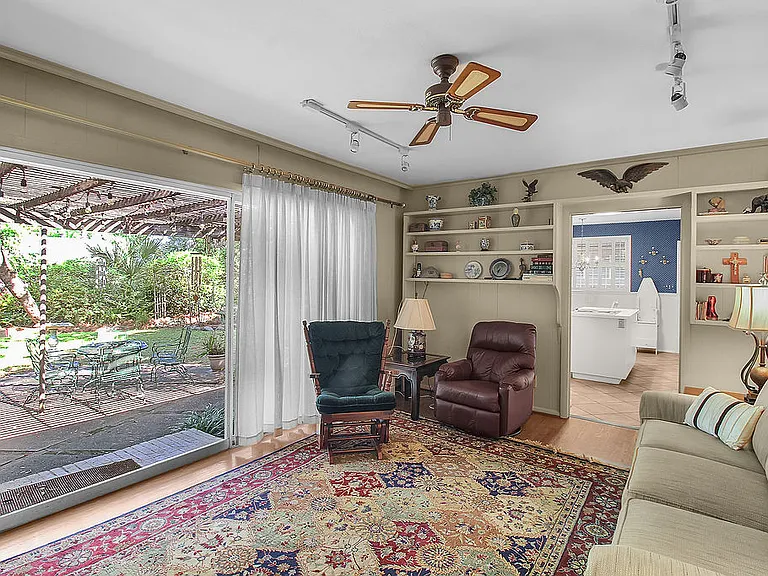 4637 Oakview Dr — Photo 8
