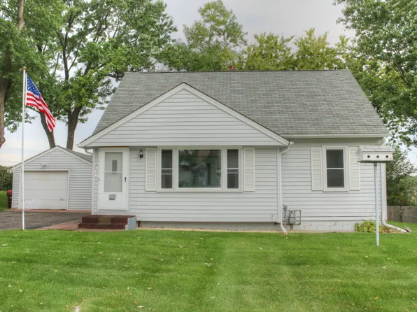 2145 Sloan St N, Maplewood, MN 55117