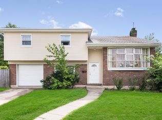 950 Park Ln, Valley Stream, NY 11581