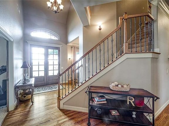 2nd image of 606 Lyndal Ln