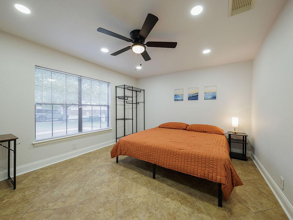 Ceiling fan, wardrobe and desk included