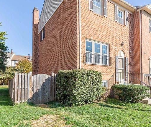 Sun-filled end unit townhouse, fenced rear yard